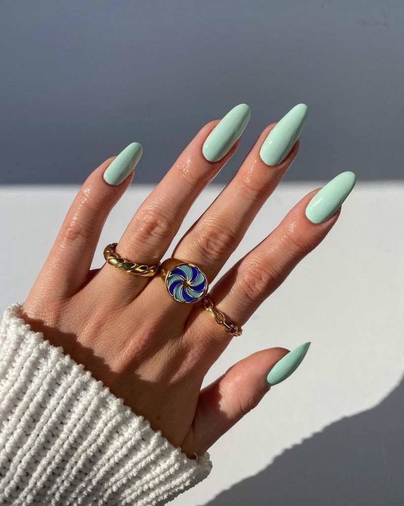 These Essie Mint Blues + Greens Nail Polish are perfect for holiday Mani