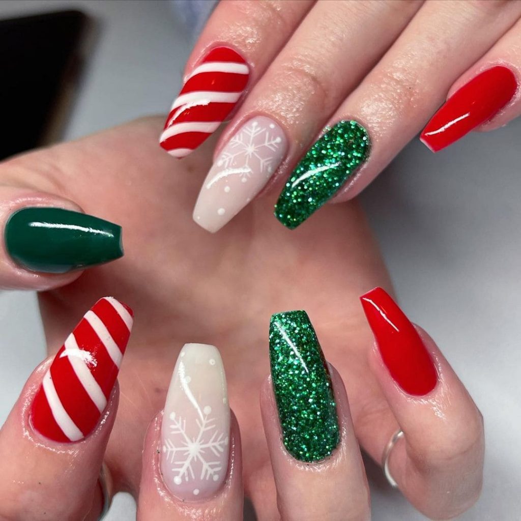 The white stripes make this design so admirable and Christmas-themed.