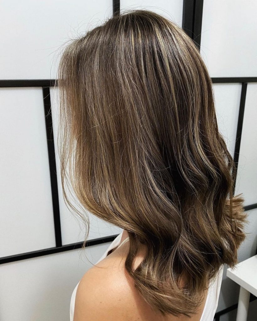 The blonde highlights and wide curls don’t disappoin