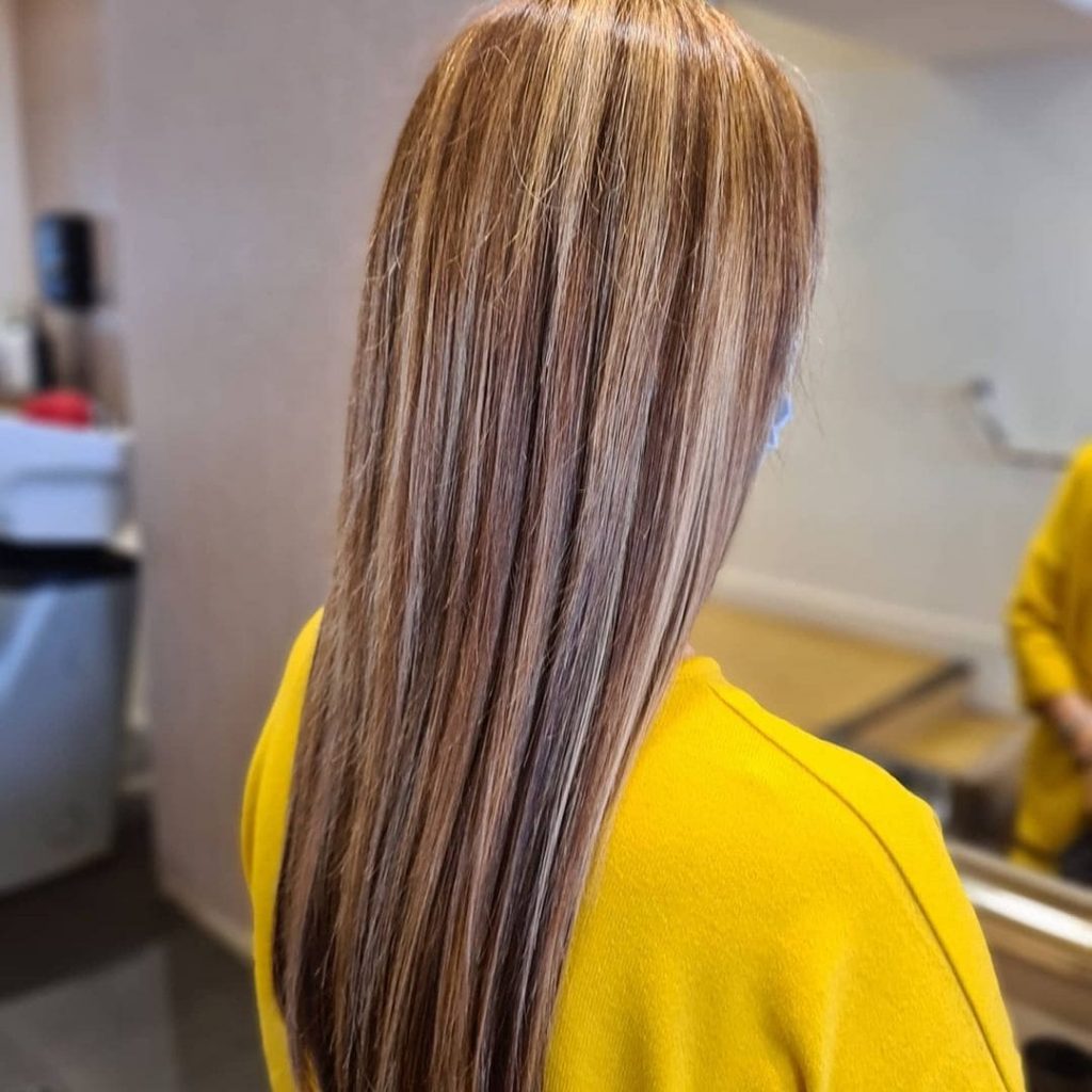 Straight brown hair coupled with beautiful blonde highlights will wow you