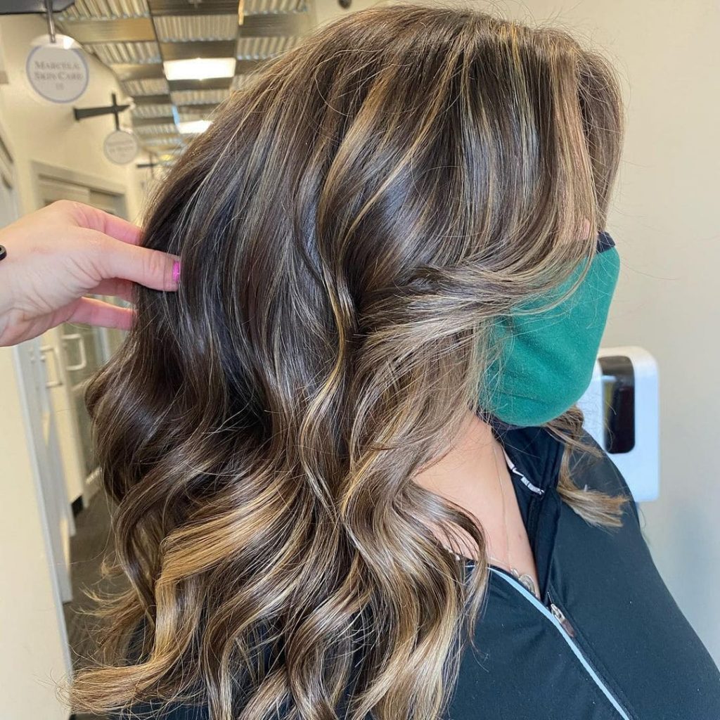 Brown hair in beautiful blonde highlights may allow you to enjoy a curtain bangs hairstyle