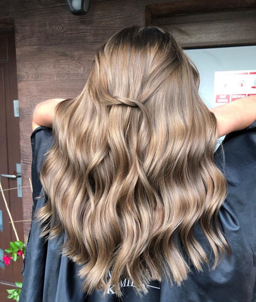 With this brown-blonde hairstyle, you're sure to stand out