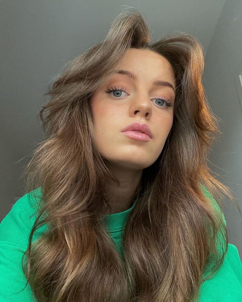 Wavy curtain bangs look