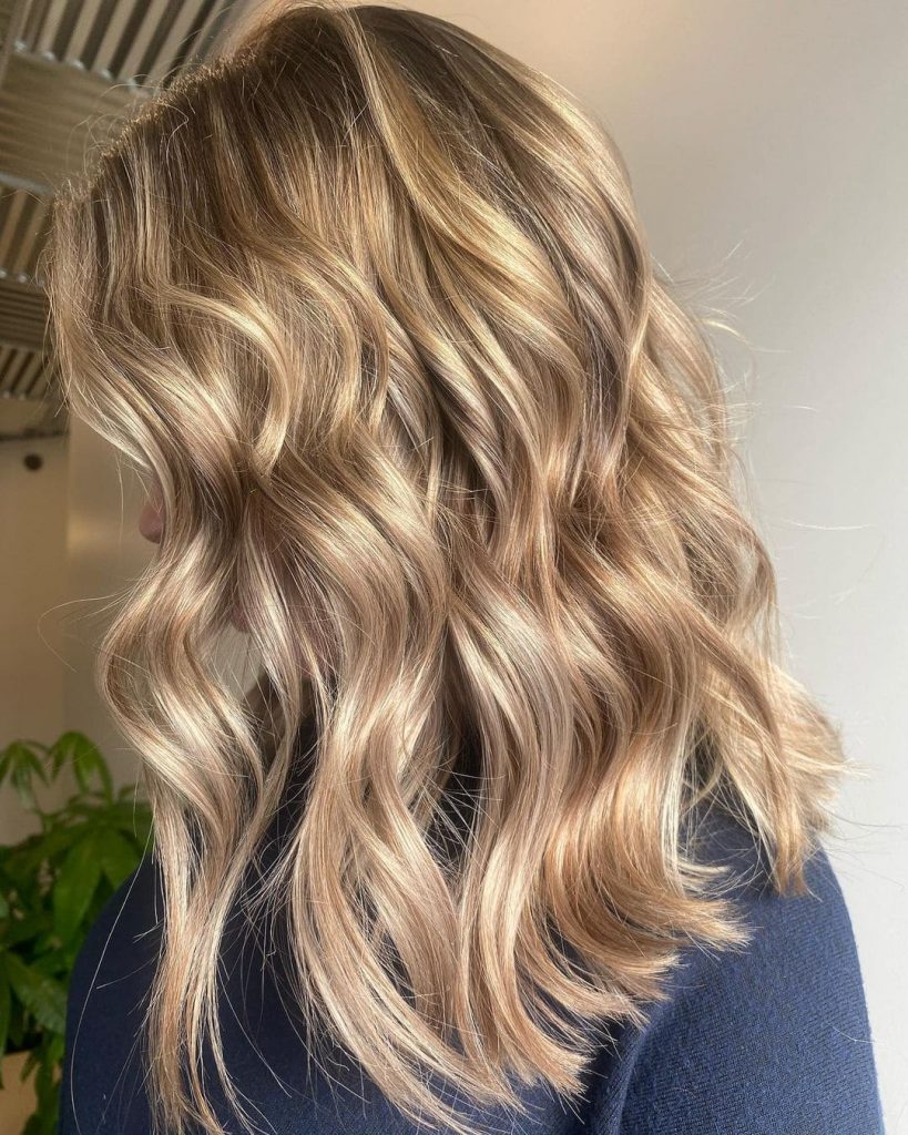 Brown hair ending in blonde highlights may sometimes appear magnificent